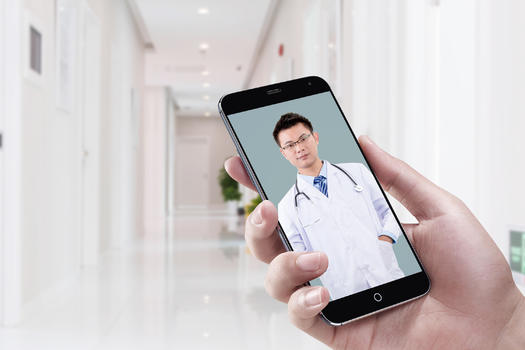 用手机跟医生咨询健康图片素材免费下载