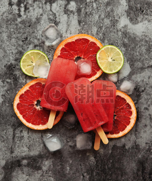 水泥背景上的西瓜西柚棒冰图片素材免费下载