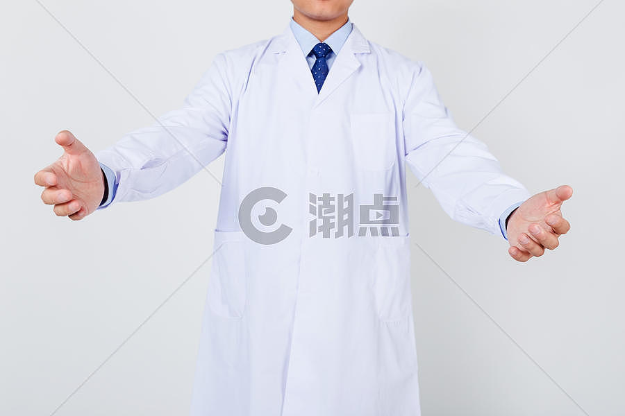 职业男医生关怀拥抱手势图片素材免费下载