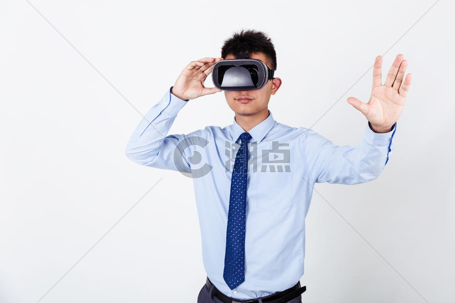 商业男性体验科技VR眼镜图片素材免费下载