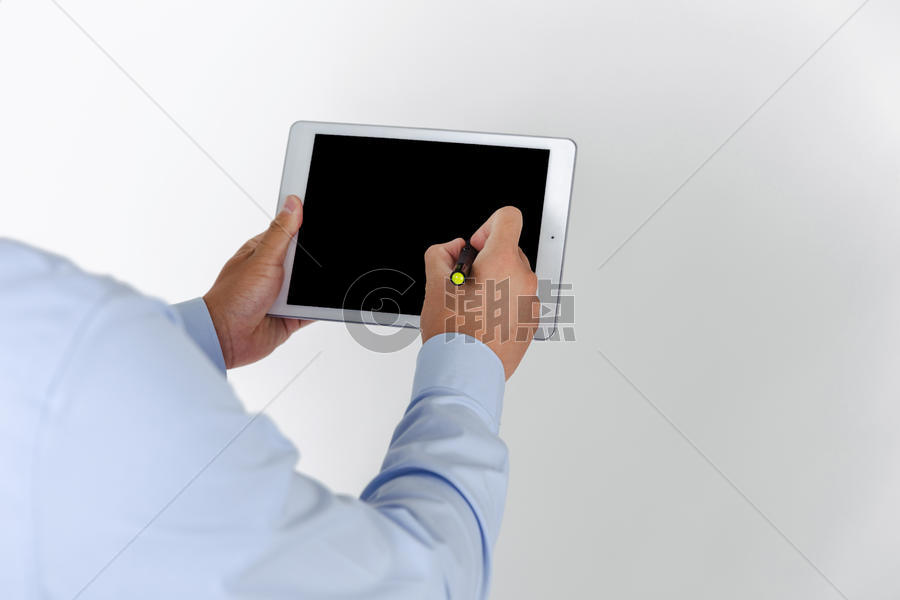 职业男性手持平板电脑书写图片素材免费下载