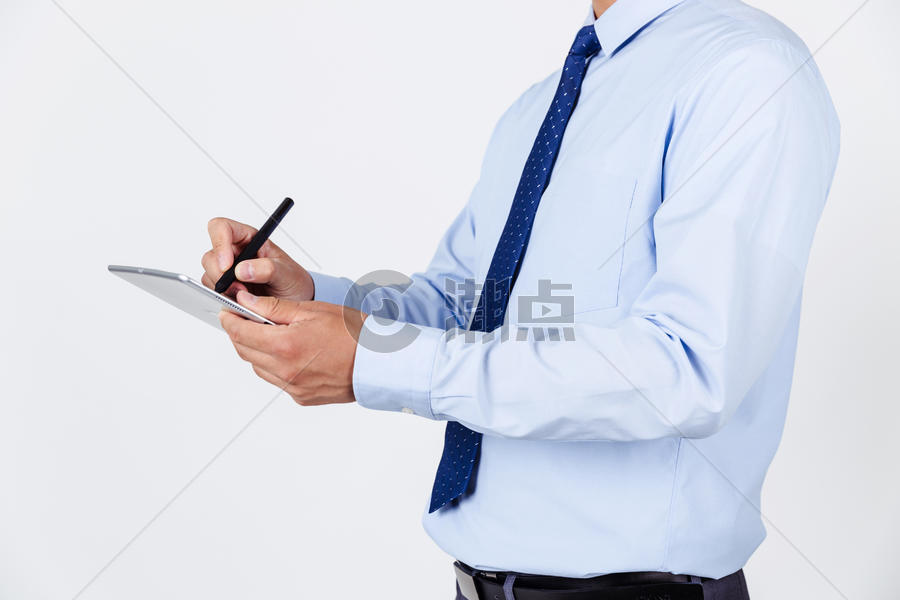 职业男性手持平板电脑书写图片素材免费下载