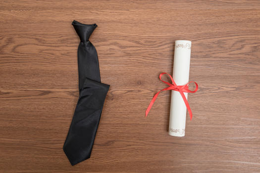 毕业证书与黑色领带组合平铺图片素材免费下载
