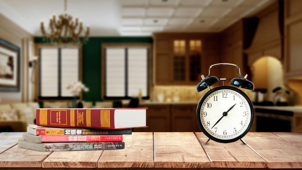 老旧书桌上的钟表和书图片素材免费下载