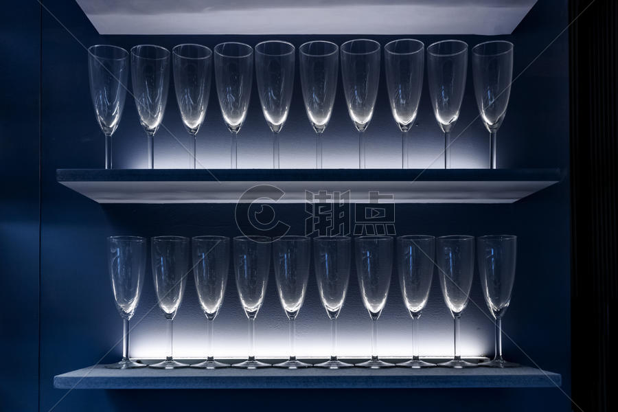 排列整齐的玻璃杯图片素材免费下载