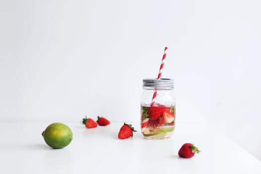 草莓柠檬梅森瓶排毒水图片素材免费下载