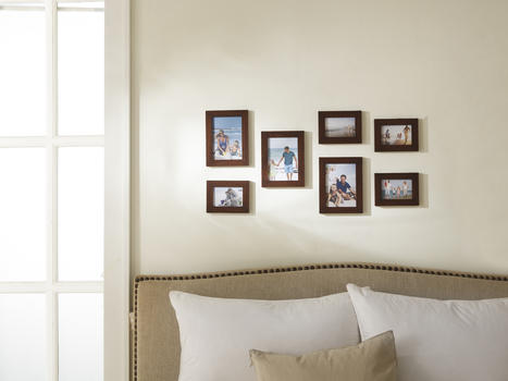 卧室相框组合图片素材免费下载