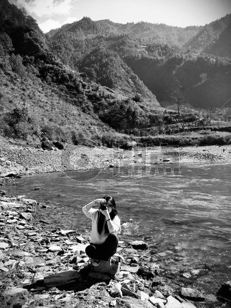 溪边拍摄的女生图片素材免费下载