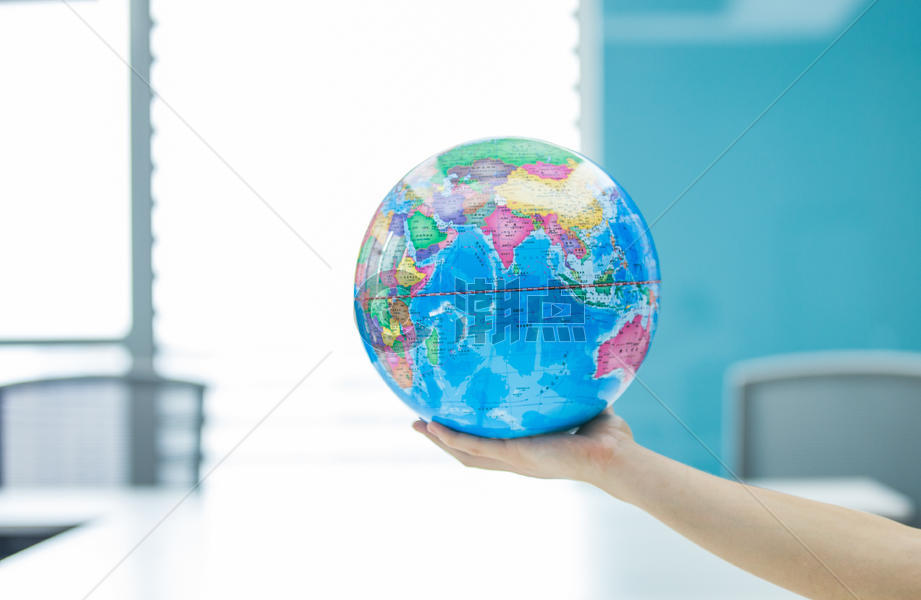 办公桌上的地球仪图片素材免费下载