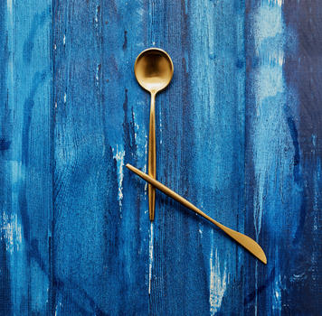 刀叉勺蓝色背景时间钟厨具图片素材免费下载
