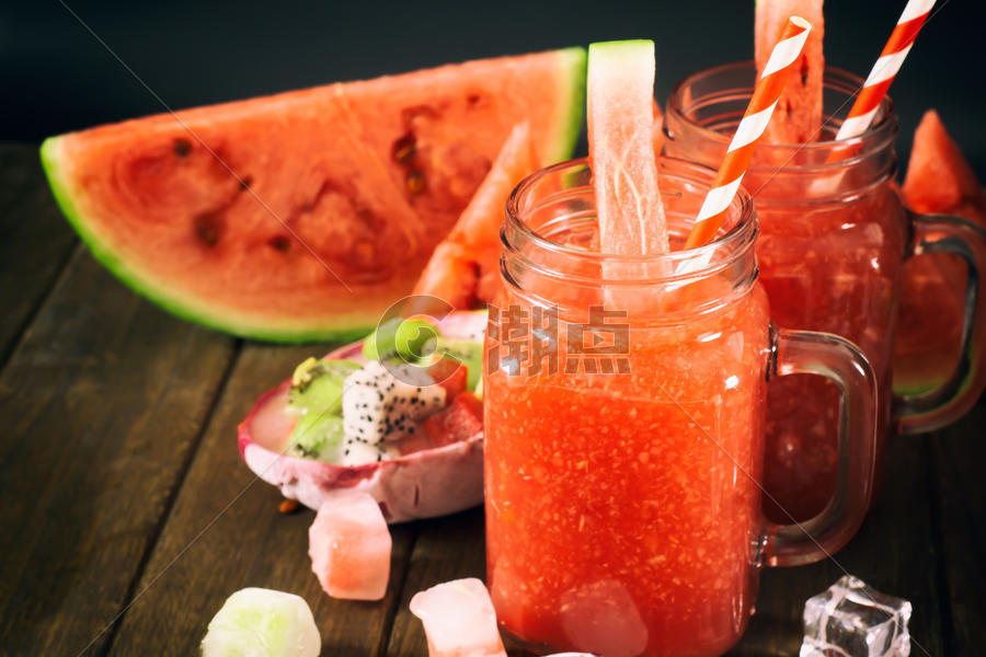 新鲜凉爽的西瓜和西瓜汁饮料图片素材免费下载