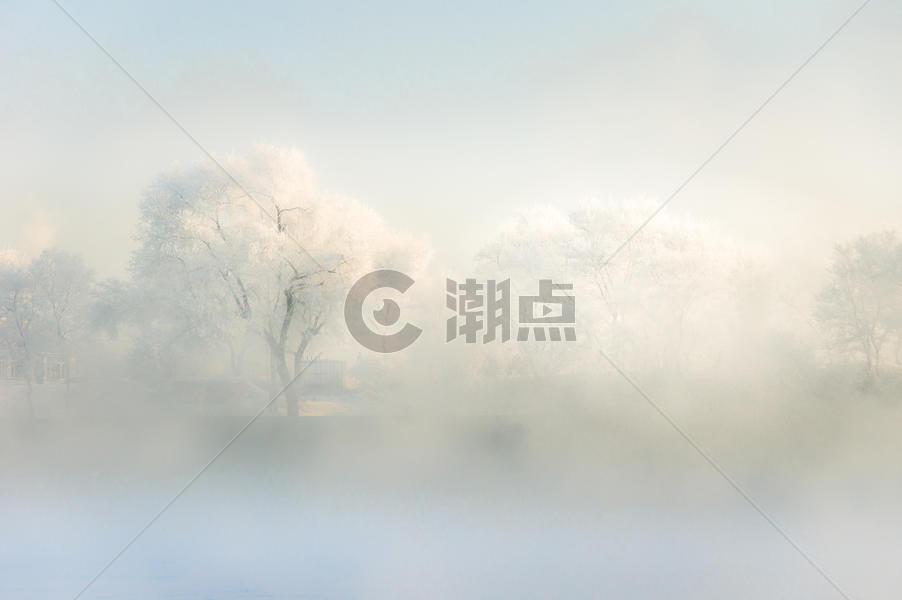 松花江上清晨的雾凇图片素材免费下载