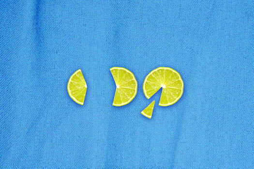 蓝色桌布上的柠檬图片素材免费下载