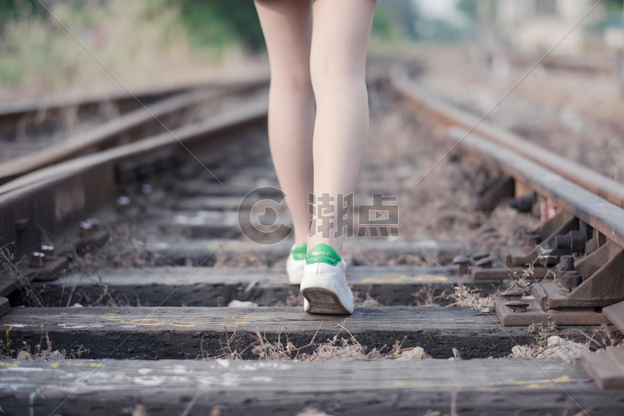 铁路上走路的女孩图片素材免费下载