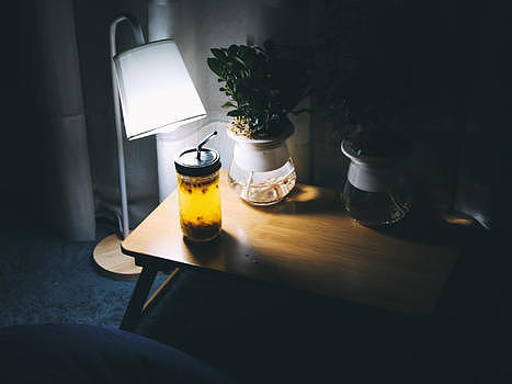 日系房间小灯和桌子图片素材免费下载