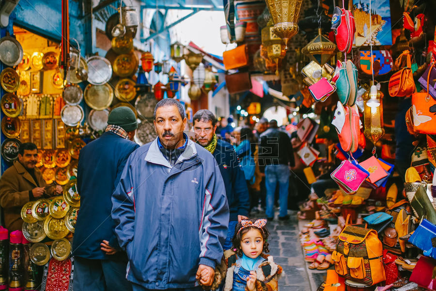 突尼斯麦地那街头的父女图片素材免费下载