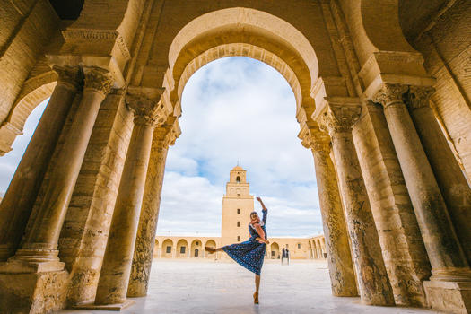 突尼斯凯鲁万奥克巴大清真寺里跳舞的女性图片素材免费下载