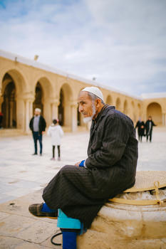 北非明珠突尼斯凯鲁万奥克巴大清真寺里的老人图片素材免费下载
