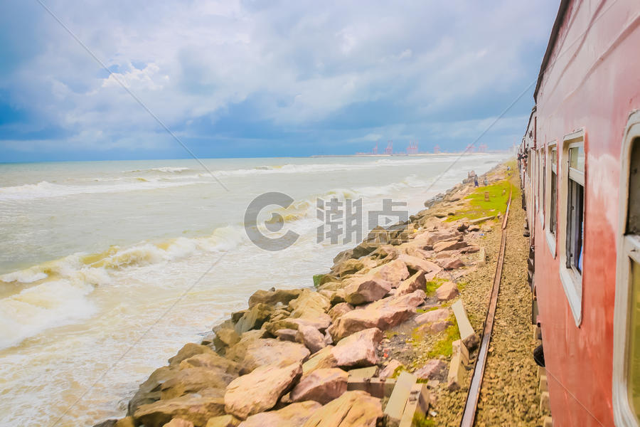 斯里兰卡千与千寻海边小火车图片素材免费下载