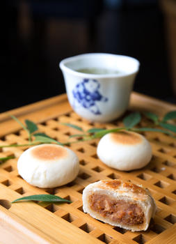 中秋节苏式肉丝馅月饼图片素材免费下载