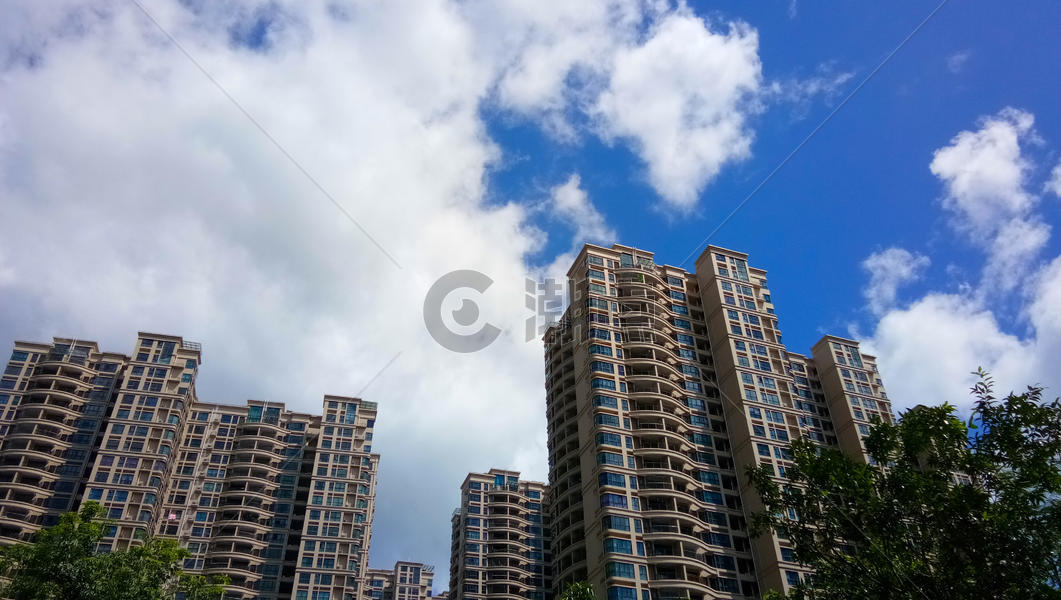 蓝天白云下的城市建筑图片素材免费下载