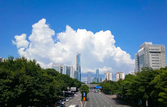 蓝天白云下的城市建筑及公路图片素材免费下载