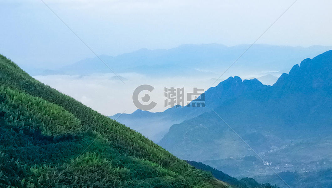 云雾缠绕中的山脉图片素材免费下载