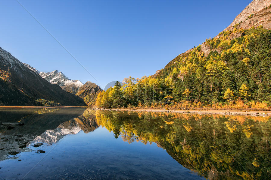 神山环绕的莲花湖图片素材免费下载