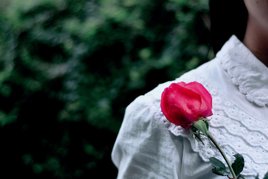 情人节收到玫瑰的女人图片素材免费下载