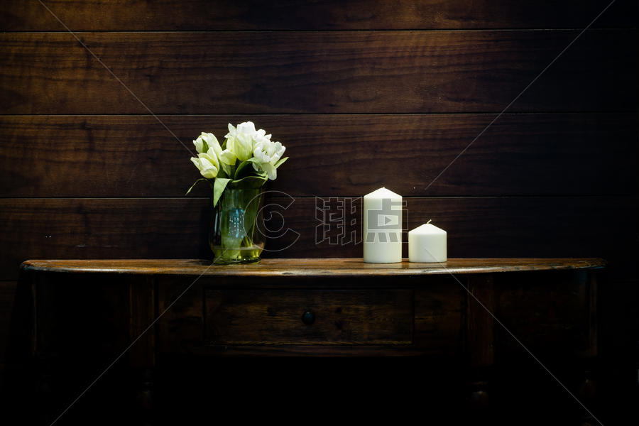 欧式书桌上的蜡烛和花瓶图片素材免费下载