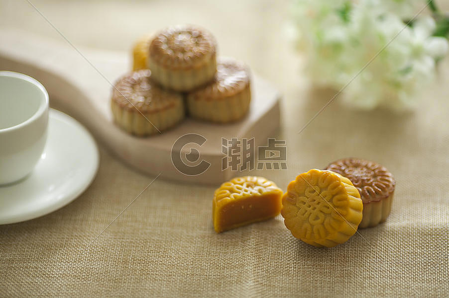 简约小清新中秋月饼图片素材免费下载