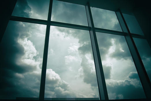 窗户外阴云密布的天空图片素材免费下载