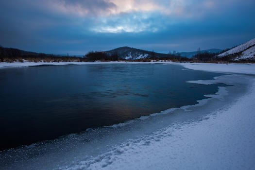 阿尔山不冻河面的冰图片素材免费下载