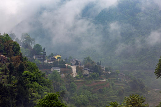 云雾缭绕的山间民居图片素材免费下载