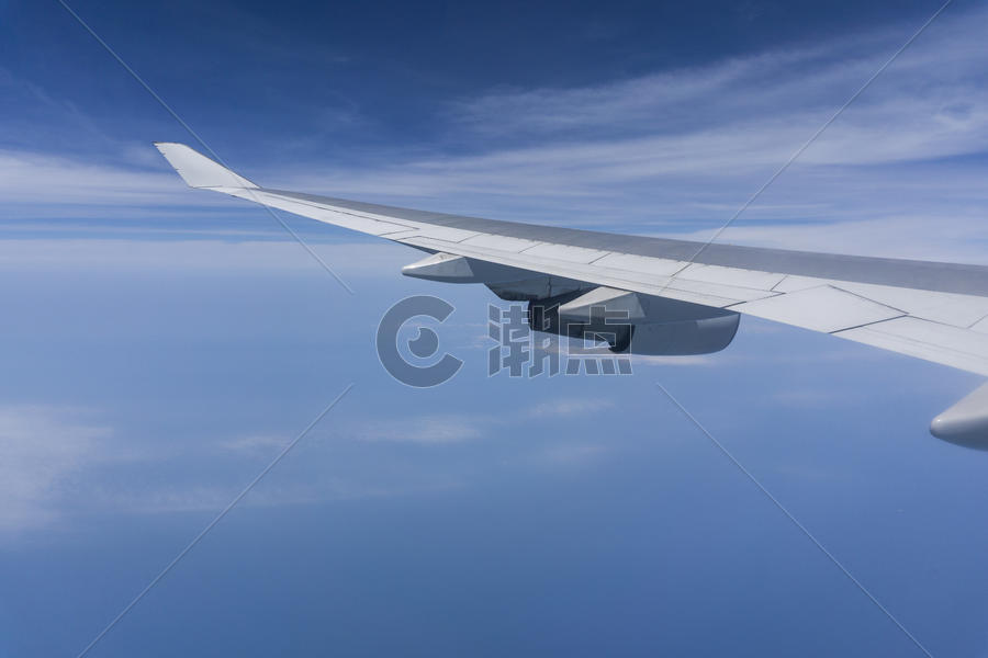 高空飞行的机翼图片素材免费下载