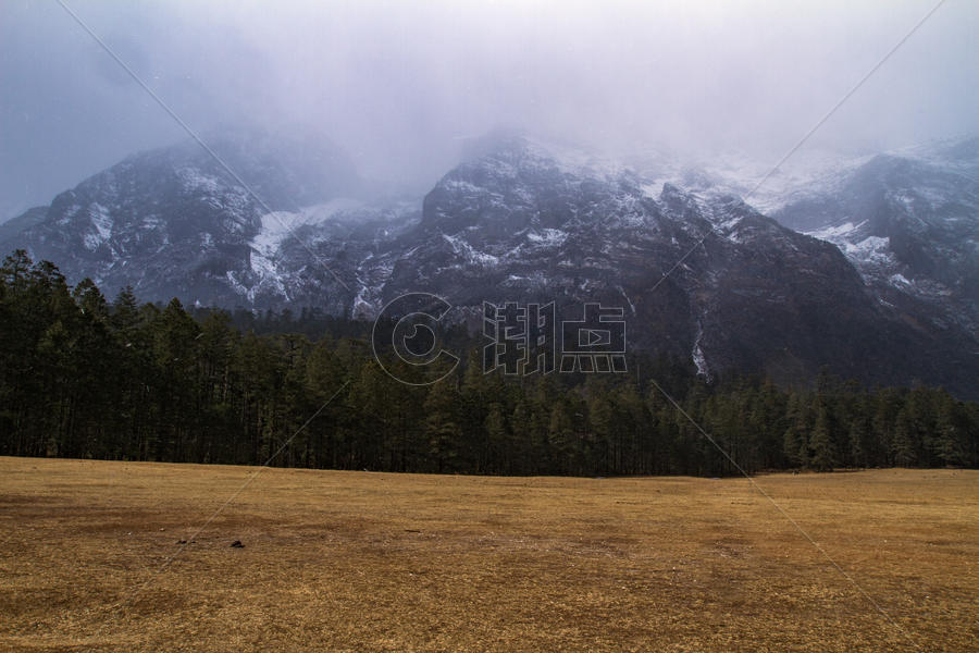 云雾缭绕的玉龙雪山图片素材免费下载