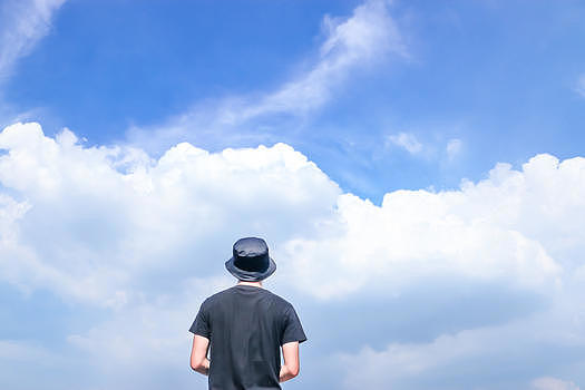抬头望着蓝天白云的人图片素材免费下载