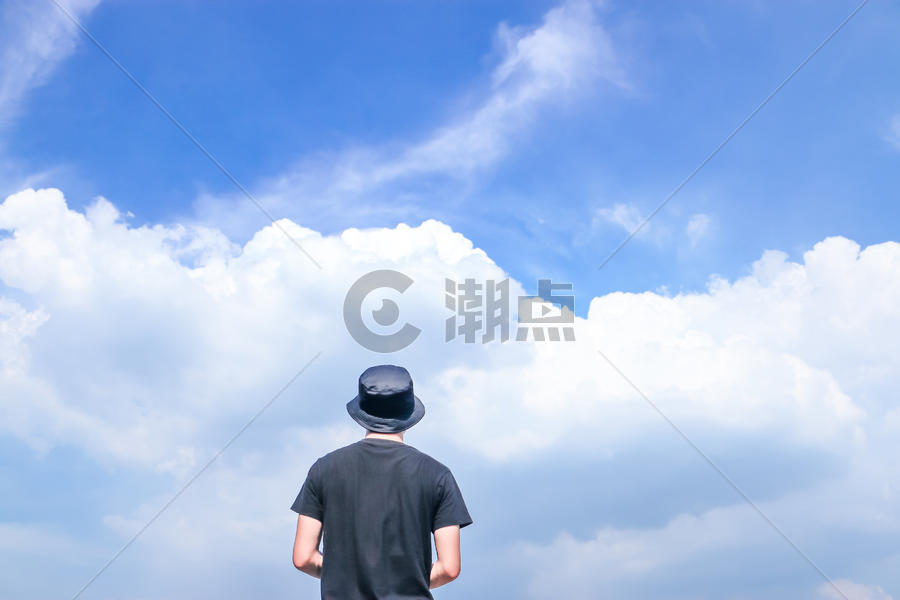 抬头望着蓝天白云的人图片素材免费下载