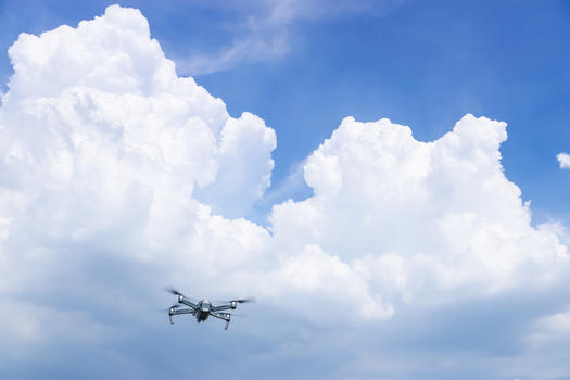 飞在空中的大疆航拍飞行器御图片素材免费下载