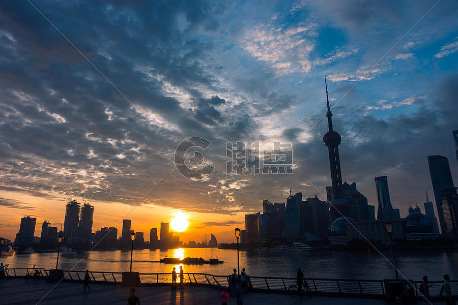 日出的上海各样的人们在外滩活动图片素材免费下载