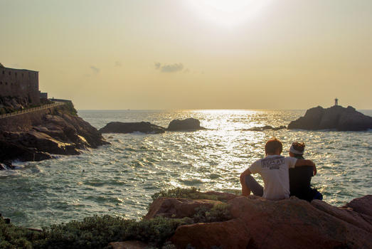 日落时分海边相拥的恋人图片素材免费下载