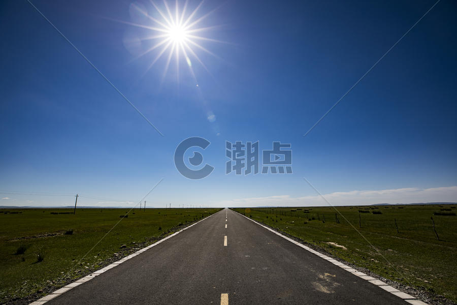 广阔草原上的一条公路图片素材免费下载