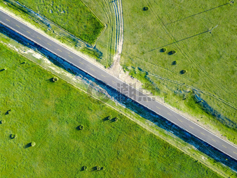 航拍草原上的公路图片素材免费下载