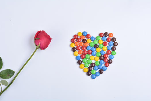玫瑰花与巧克力图片素材免费下载