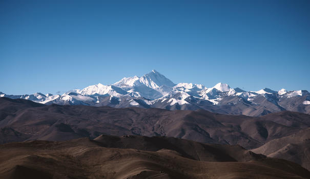 远眺珠穆朗玛峰图片素材免费下载