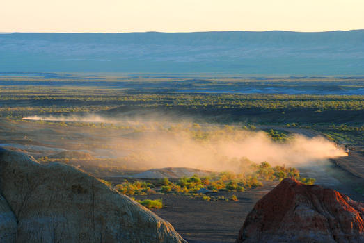 新疆荒漠中尘土飞扬疾驰的越野车图片素材免费下载