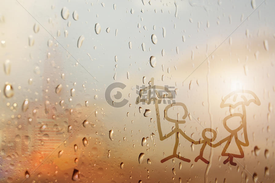 玻璃窗上雨滴的家庭图片素材免费下载