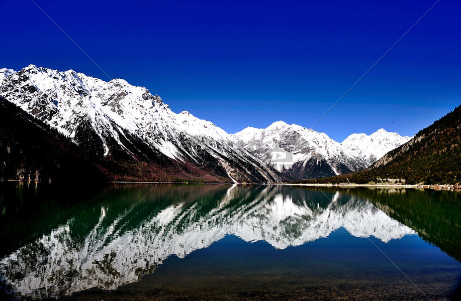 西藏然乌湖雪山倒影图片素材免费下载