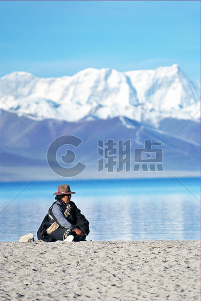 西藏纳木错雪山脚下的藏民图片素材免费下载