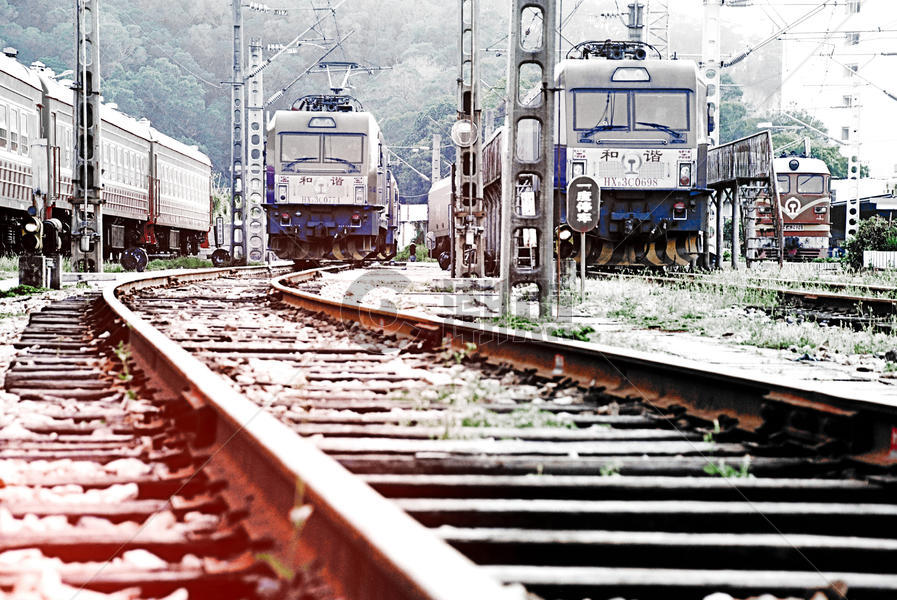火车站的铁轨和火车头图片素材免费下载